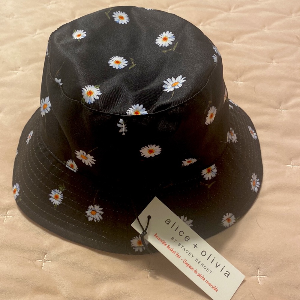 NWT Alice and Olivia reversible bucket hat.